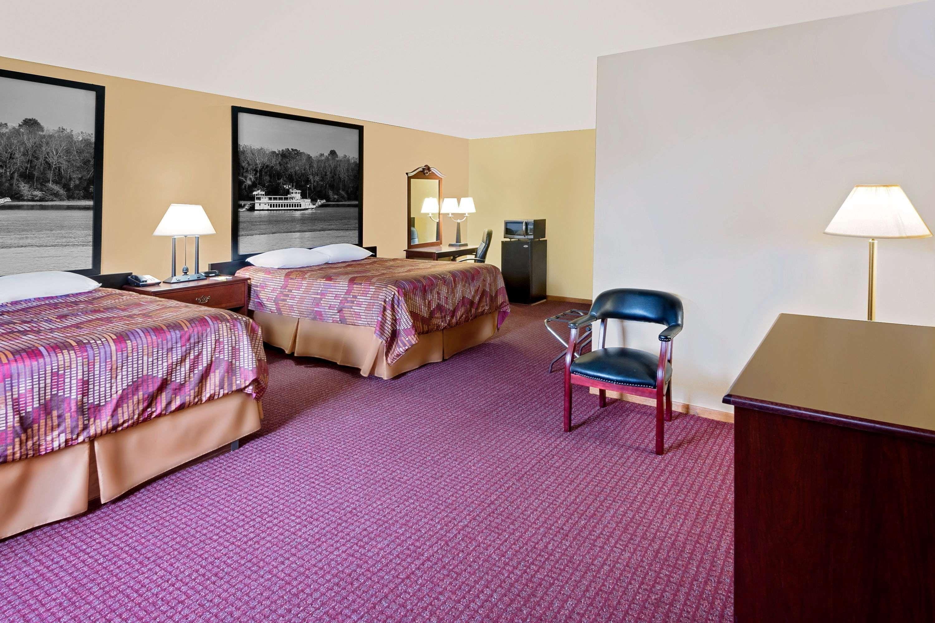 Super 8 By Wyndham Iowa Falls Exterior photo